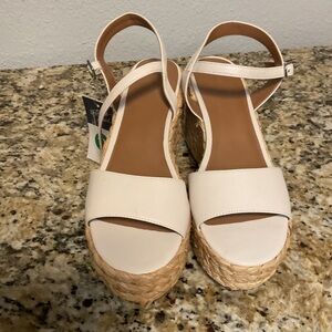 🎁Universal thread white Alisha platform heels NWT